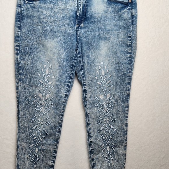 Bandolino Denim - Bandolino Selene Acid-Washed Embroidered Geometric Designs Women's Jeans Size 12